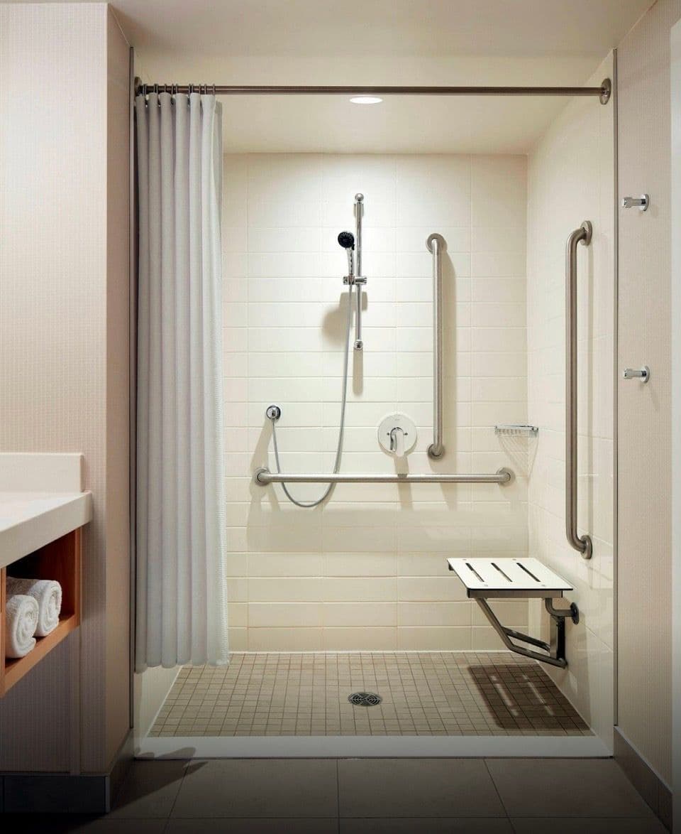 Zero-threshold shower entry with decorative tile