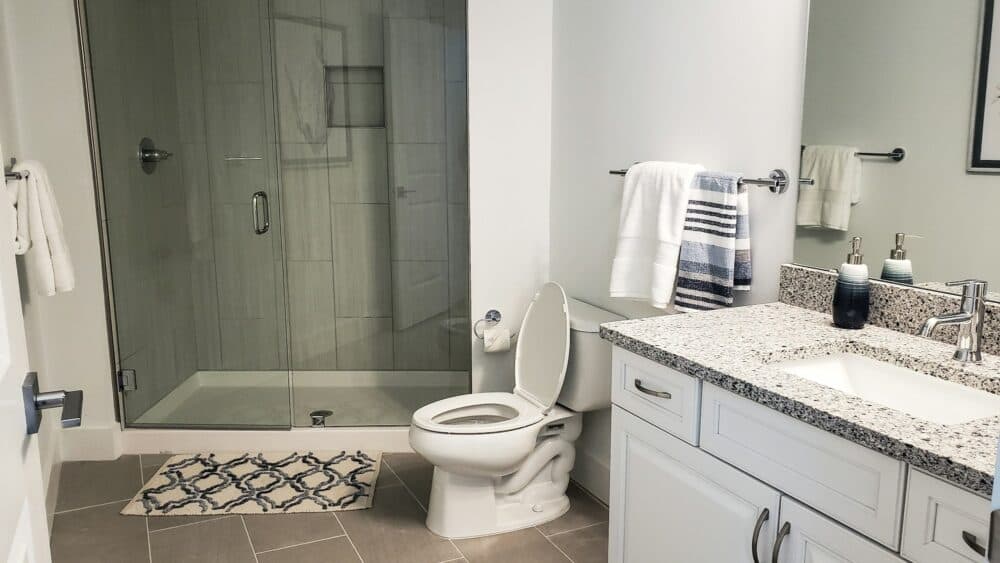 Freestanding tub with feature wall